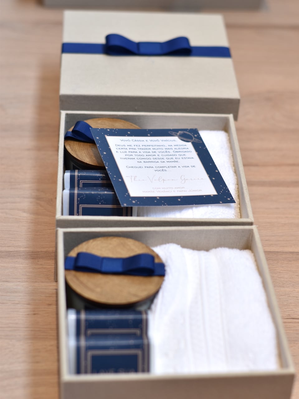 3 caixas personalizadas forradas de kits Petit I com convite, sabonetes, vela e toalha