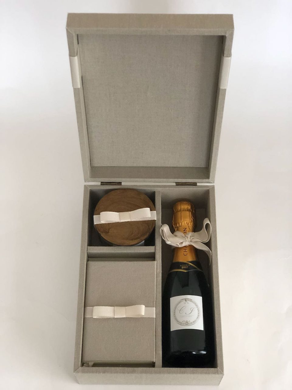 Caixa forrada, kit para padrinho de casamento com mini chandon, livrinho e vela perfumada