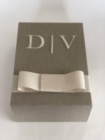 Caixa forrada com bordado e fita para padrinho de casamento com mini chandon, livrinho e vela perfumada