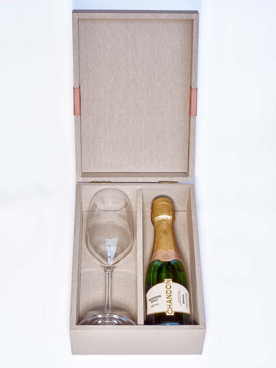 Caixa forrada com chandon e taça