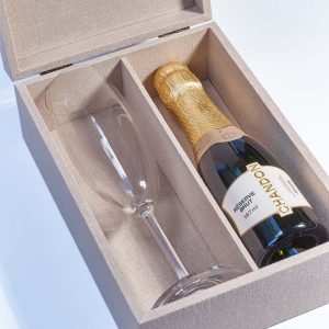 caixa forrada com taça de champanhe e garrafa de mini espumante