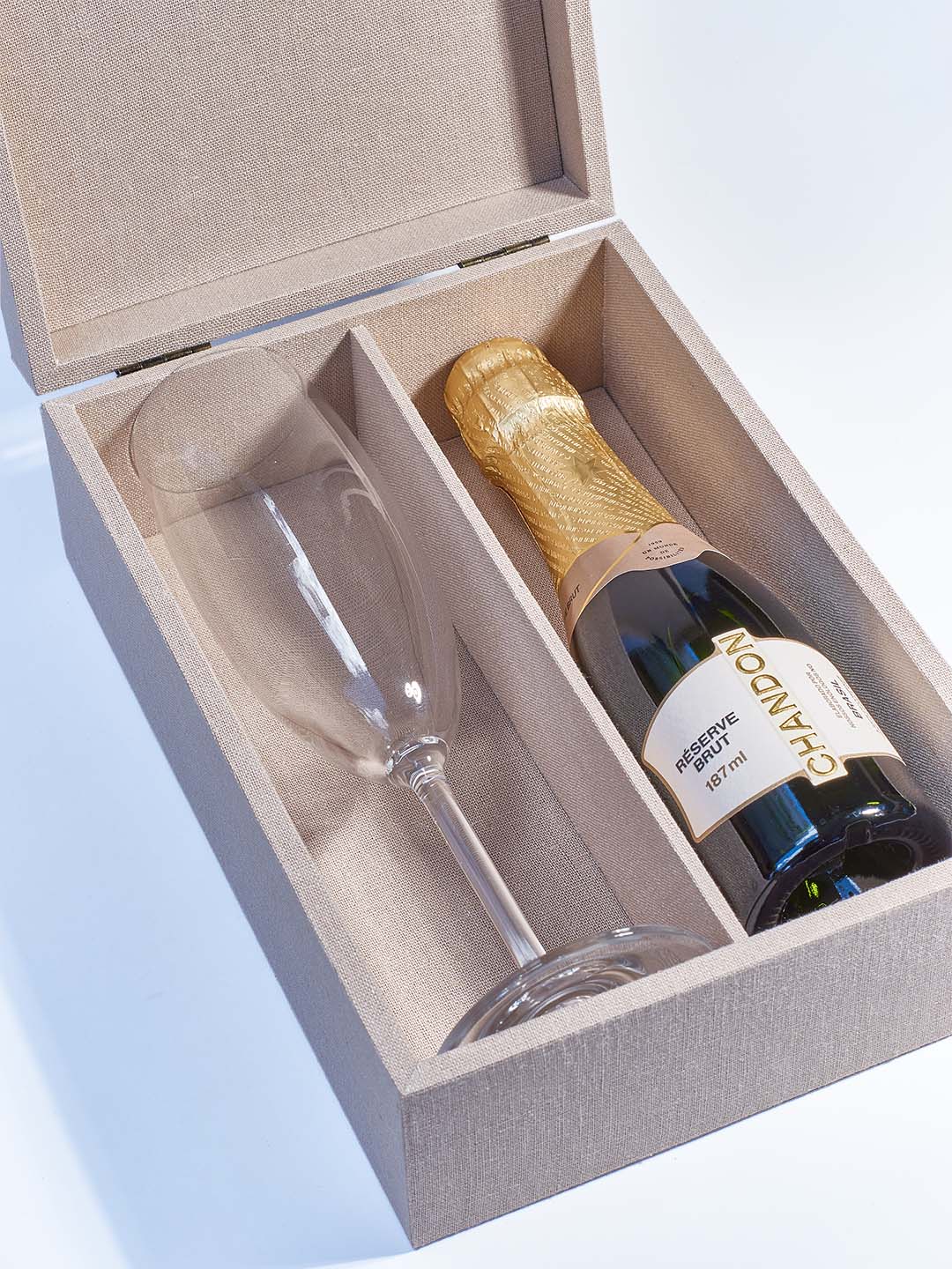 caixa forrada com taça de champanhe e garrafa de mini espumante