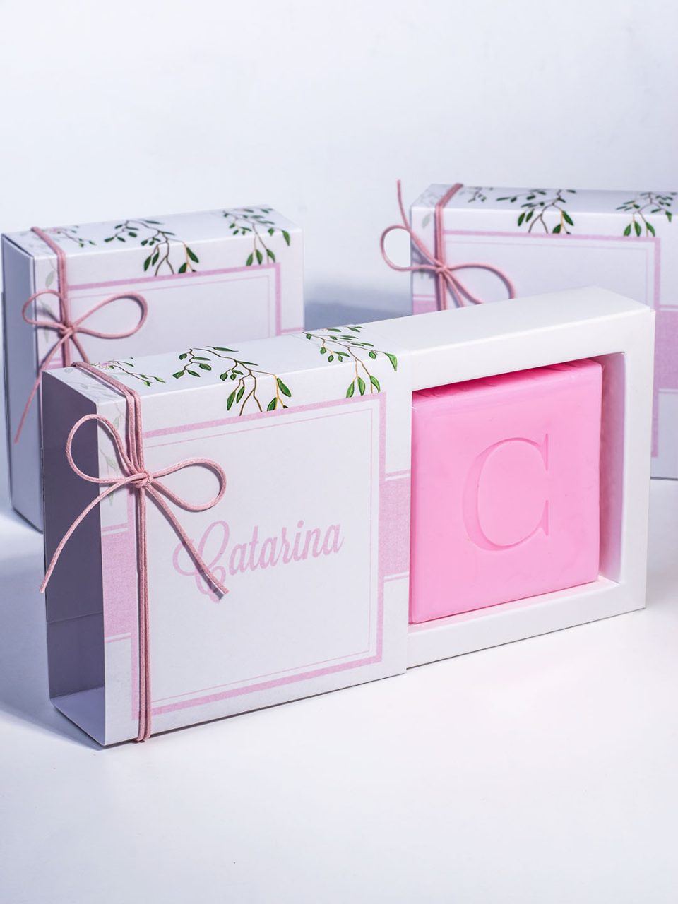 sabonete artesanal personalizado com Inicial e caixa Catarina