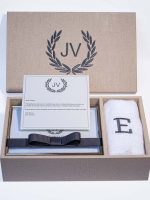 Classic Kit personalizado VII em caixa de MDF forrada com linho, tampa bordada e toalha bordada, convite personalizado e porta-retrato