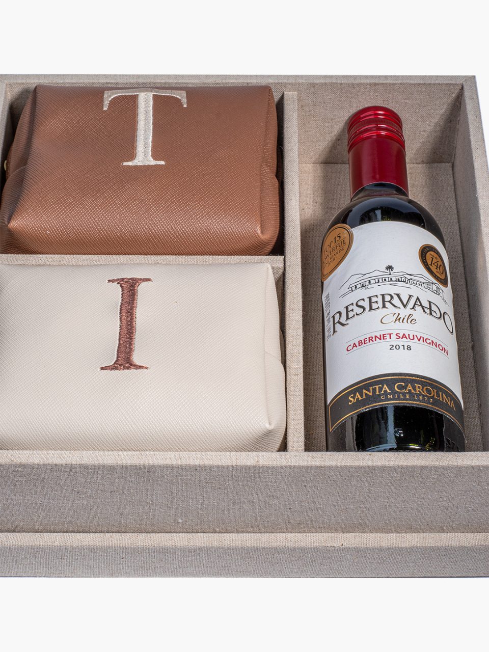 Kit com 2 necessaire bordados em couro sintético e 1 meia garrafa de vinho tinho