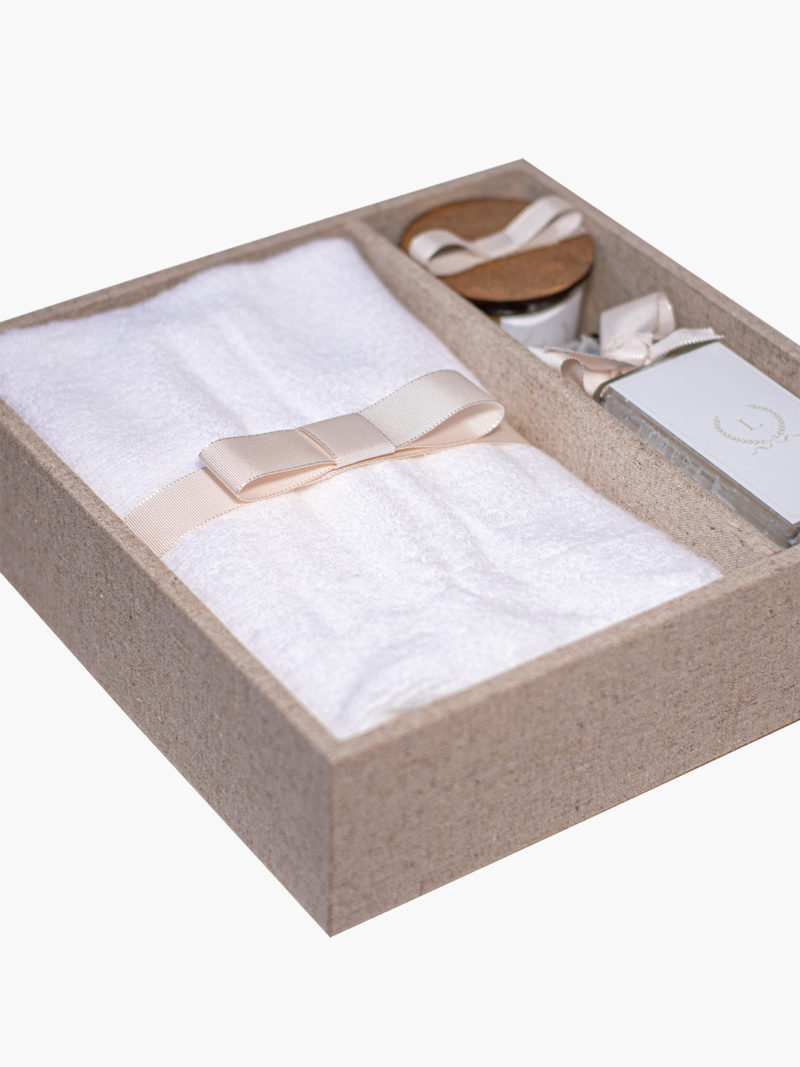 Kit Padrinho Personalizado Quartier V com toalha, vela e sabonete