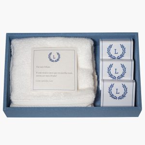 Classic Kit personalizado V com toalha, convite, 3 sabonetes