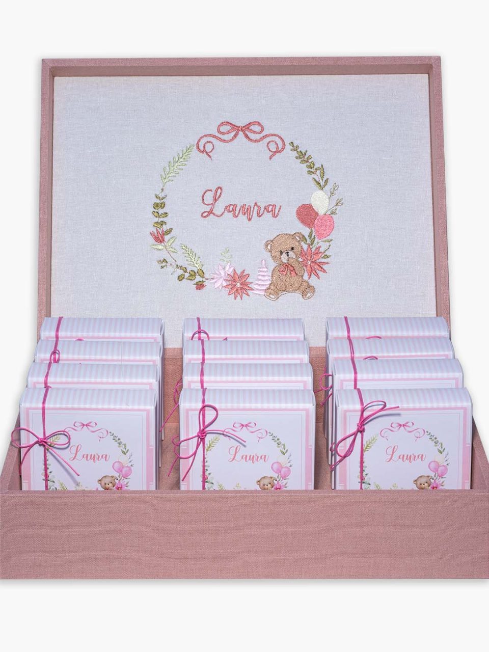 Bandeja com bordado especial e sabonetes personalizados para maternidade da Laura