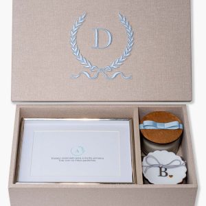 Classic Kit personalizado IX em caixa de MDF forrada com tecido e com porta retrato, vela e porcelana personalizada