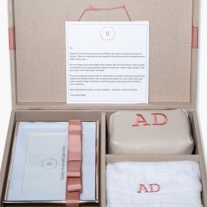 Grand Kit Padrinho Personalizado III em caixa de MDF forrada com linho, porta retrato, toalha bordada e necessaire em couro sintético bordado + convite personalizado