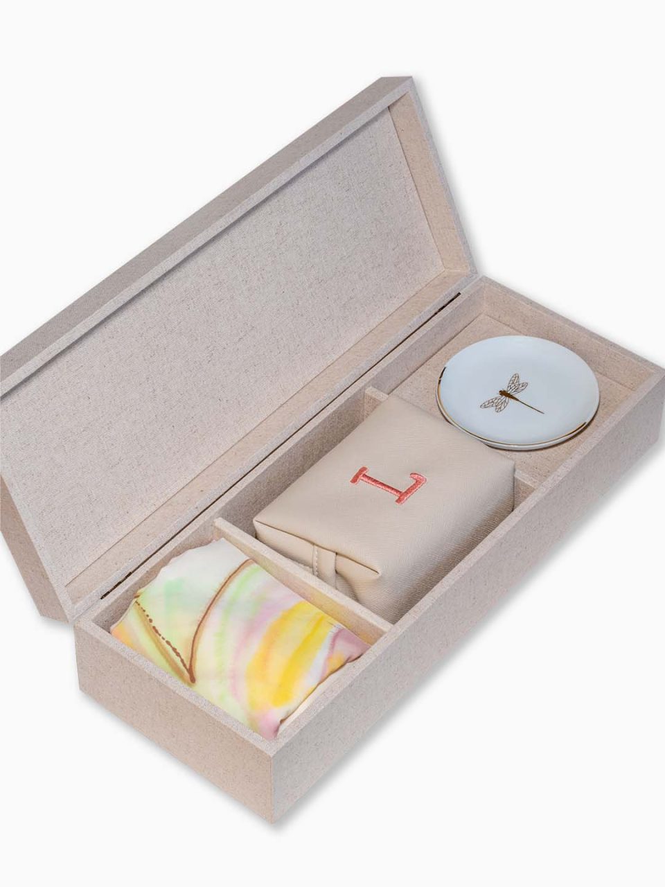 Kit Good Memories II : caixa forrada com linho + lenço, joia do dia e necessaire em couro sintético com inicial bordada