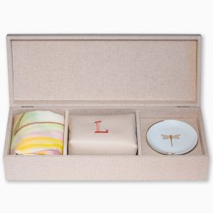 Kit Good Memories II : caixa forrada com linho + lenço, joia do dia e necessaire bordado