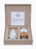 Classic Kit Personalizado I em caixa de MDF forrada com vela perfumada, um jóia do dia e santinha em porcelana pintada a mão com detalhe de ouro + convite