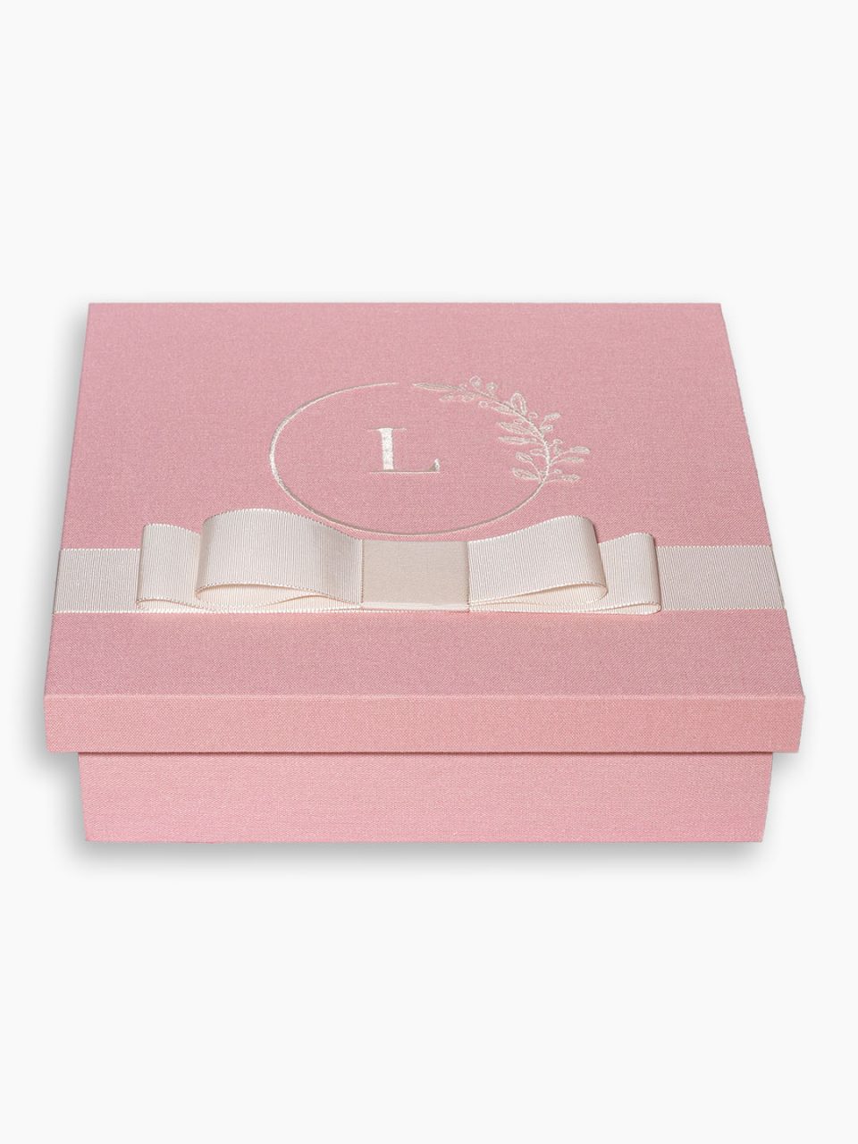 Caixa forrada no tom rosa envelhecido com monograma bordado e fita off white para o kit padrinho personalizado VI