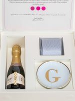 Caixa Personalizada Célébrer IV Para Casal de Padrinhos de Casamento versão com baby espumante, joia do dia com inicial em ouro, gravata e convite