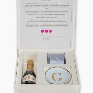 Caixa Personalizada Célébrer IV Para Casal de Padrinhos de Casamento versão com baby espumante, joia do dia com inicial em ouro, gravata e convite