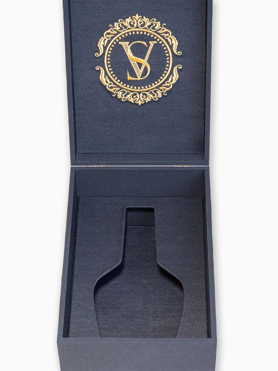 Kit Festejar III - caixa de MDF forrada com bordado e berço sob medida para acomodar uma garrafa Royal Salute