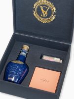 Kit Festejar III - Padrinhos casal em caixa de MDF forrada com berço sob medida para 1 garrafa de Royal Salute, 1 gloss Dior e 1 pulseira Vivara Life