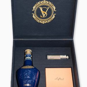 Kit Festejar III - Padrinhos casal em caixa de MDF forrada com berço sob medida para 1 garrafa de Royal Salute, 1 gloss Dior e 1 pulseira Vivara Life