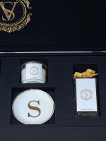 Kit Festejar III com detalhes da vela perfumada, difusor de ambiente e joia do dia personalizada com inicial e borda de ouro