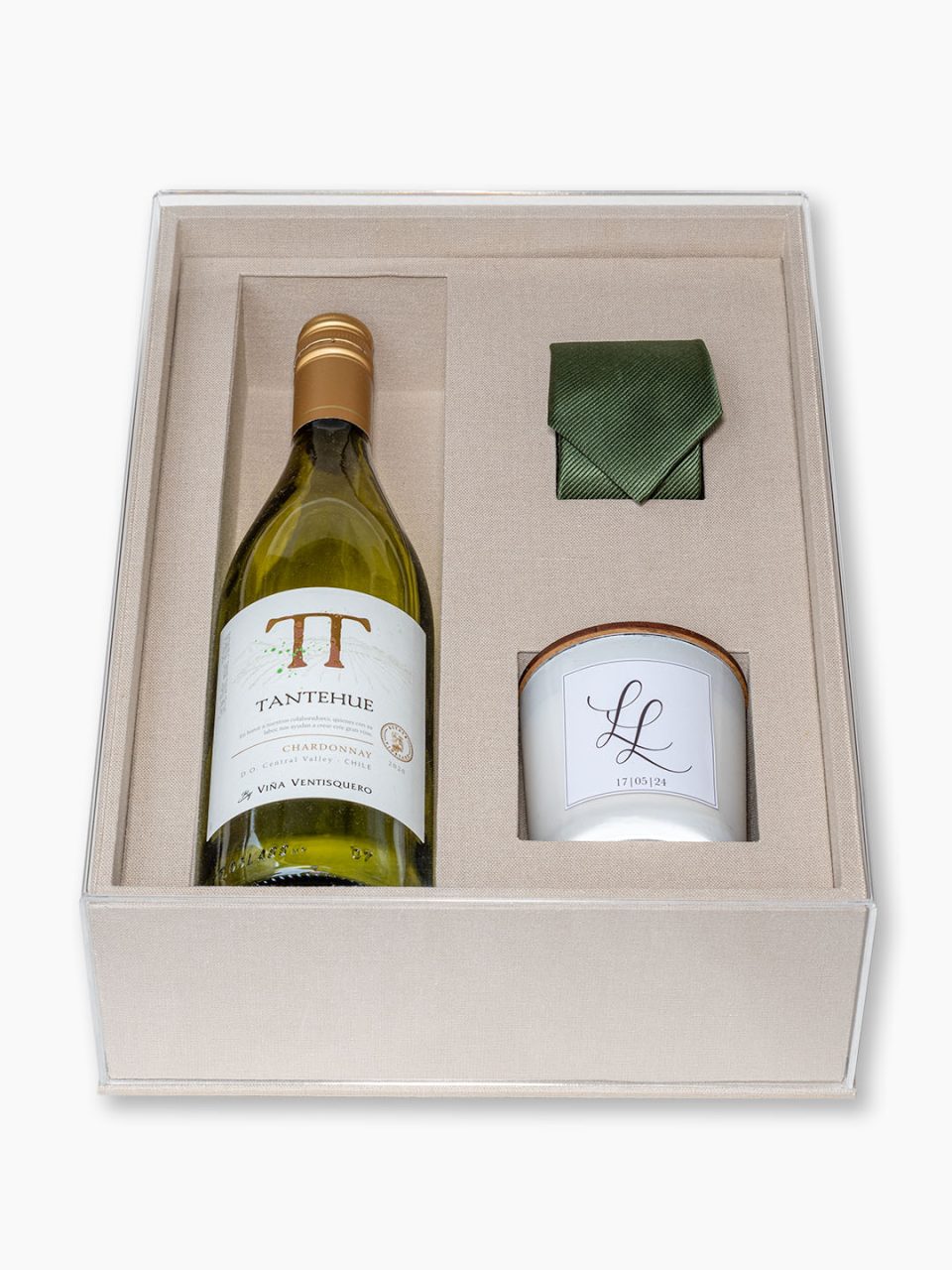 Kit Festejar iV - Padrinhos casal - Caixa de MDF forrada com linho e tampa de acrílico com berço sob medida para uma garrafa de vinho + vela perfumada + gravata + convite