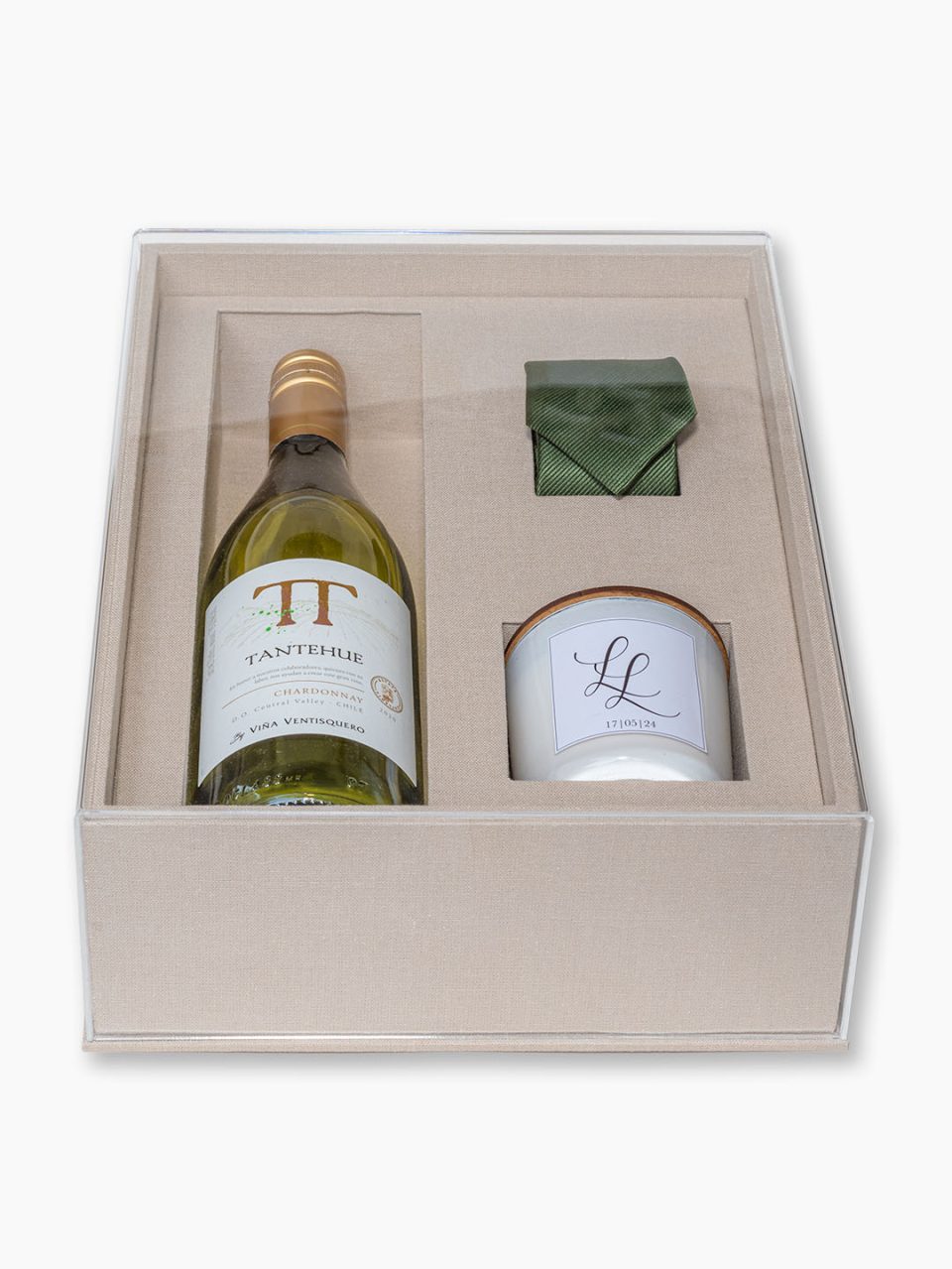 Kit Festejar iV - Padrinhos casal - Caixa de MDF forrada com linho e tampa de acrílico com berço sob medida para uma garrafa de vinho + vela perfumada + gravata + convite
