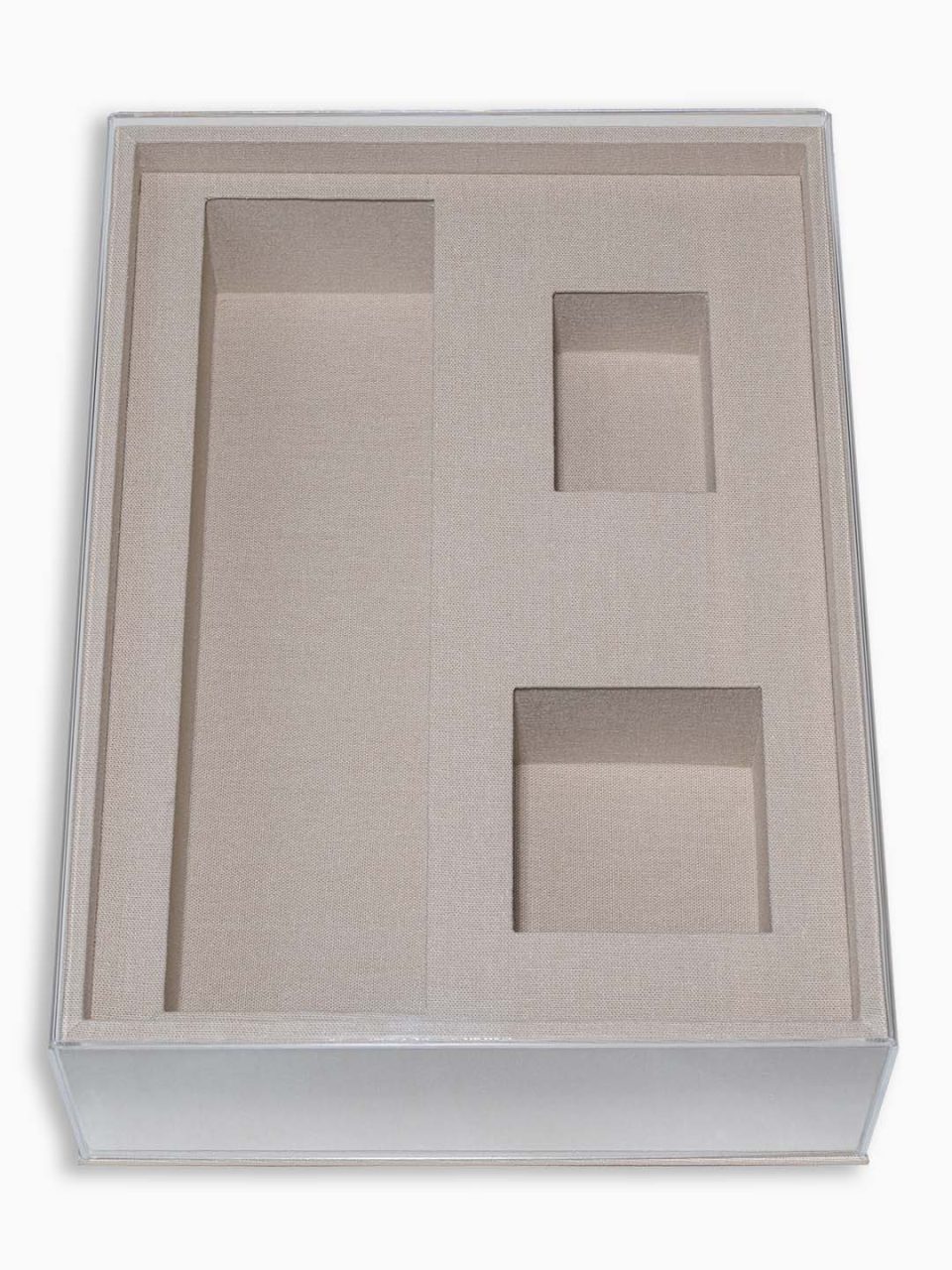 Kit Festejar iV - Padrinhos casal - Caixa de MDF forrada com linho e tampa de acrílico com berço sob medida para uma garrafa de vinho + vela perfumada + gravata + convite