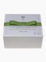 Kit Festejar V - Madrinha em caixa de MDF forrada com iniciais bordadas na tampa + fita + convite personalizado em papel vegetal