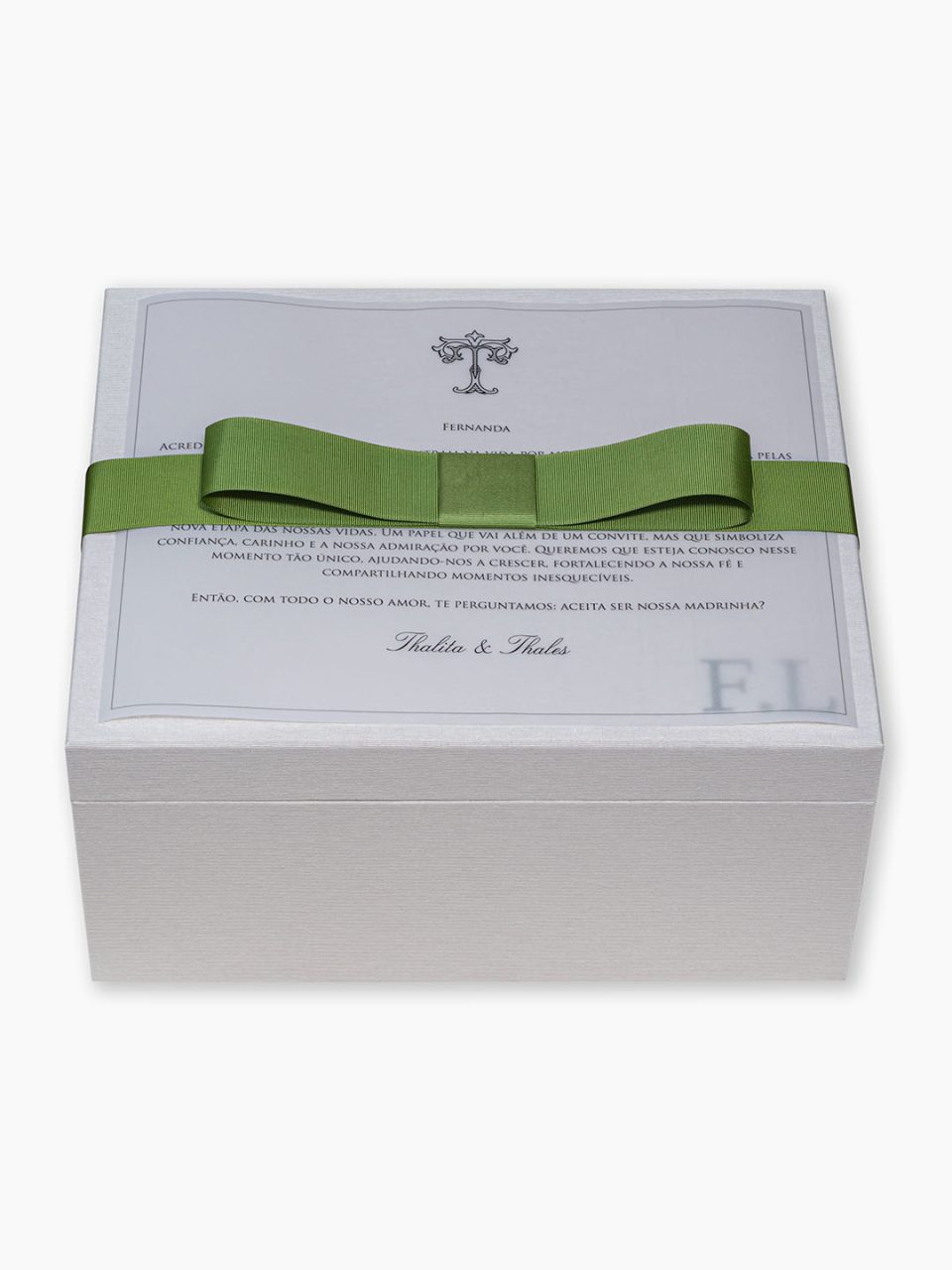 Kit Festejar V - Madrinha em caixa de MDF forrada com iniciais bordadas na tampa + fita + convite personalizado em papel vegetal