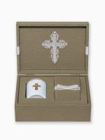 Kit Madrinha de consagração | Caixa de MDF forrada com crucifixo bordado, vela aromática em porcelana com crucifixo e filete de ouro, mini bíblia salmos batizado e convite