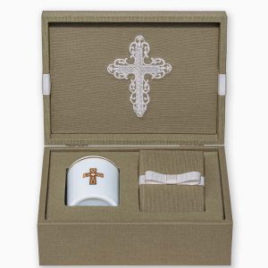 Kit Madrinha de consagração | Caixa de MDF forrada com crucifixo bordado, vela aromática em porcelana com crucifixo e filete de ouro, mini bíblia salmos batizado e convite
