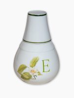 Moringa Lisa 300ml personalizada com flor e letra e filetes na cor verde
