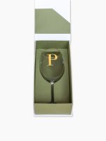 Caixa cartonada com taça de vinho com inicial em ouro e filete de ouro personalizada