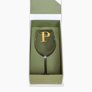 Caixa cartonada com taça de vinho com inicial em ouro e filete de ouro personalizada