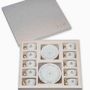 Kit Festejar VI - Chá & Companhia em caixa de MDF forrada com linho, bordado na tampa e 30 peças - 10 xícaras de chá, 10 pires e 10 pratos de sobremesa personalizados com ouro