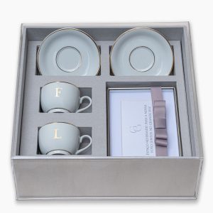 Kit Festejar VII com 2 xícaras personalizadas pires e porta-retrato. Caixa de MDF forrada com tampa de acrílico