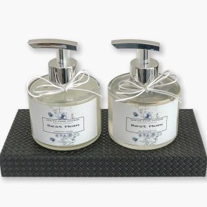 Duo Kit toalete personalizado com uma bandeja em Mdf revestida de couro sintético, 1 frasco de sabonete líquido e 1 gel antisséptico