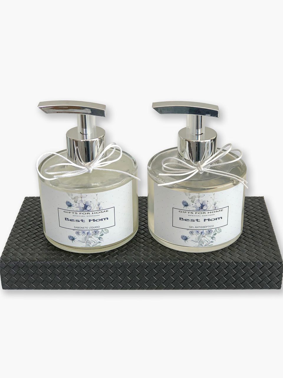 Duo Kit toalete personalizado com uma bandeja em Mdf revestida de couro sintético, 1 frasco de sabonete líquido e 1 gel antisséptico