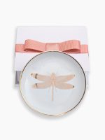 Joia do Dia com Libélula e caixa cartonada com fita