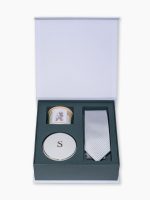 Caixa Personalizada Célébrer III – Casal de padrinhos com vela; porta joias com inicial em platina e gravata