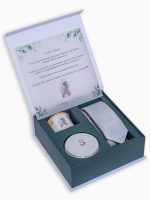 Caixa Personalizada Célébrer III – Casal de padrinhos com vela; porta joias com inicial em platina e gravata e convite papel vegetal
