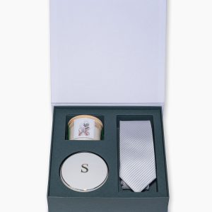 Caixa Personalizada Célébrer III – Casal de padrinhos com vela; porta joias com inicial em platina e gravata