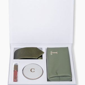 Caixa Personalizada Célébrer XI – Casal com gloss, porta joias com inicial, necessaire e gravata
