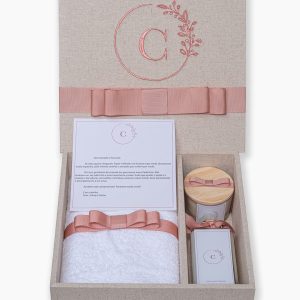 Kit Padrinho Personalizado V com toalha, vela, sabonete, convite e bordado