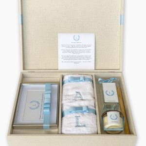 Grand Kit personalizado II com toalhas bordadas, vela, difusor, porta-retrato e convite