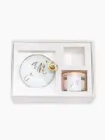 Caixa personalizada para convite de 15 anos com joia do dia com ouro e vela perfumada e espaço para pulseira