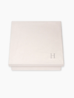 Caixa forrada com Suede off-white com inicial da madrinha bordada com fio metálico prata