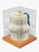 Escultura de Livro 360° feita com páginas dobradas à mão, detalhe dourado, tassel azul, base quadrada de MDF e cobertura transparente de acrílico.