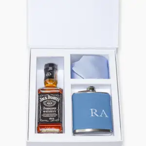 Caixa Célébrer XIII + cantil personalizado com as iniciais do padrinho, gravata e garrafa de Jack Daniels 375ml